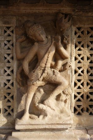 Téléchargez les photos : Temple Galganatha, Shiva tuant Andhakasura Rakshasa, site du patrimoine mondial de l'UNESCO à Pattadakal, construit en 800 après JC, Bagalkot, Karnataka, Inde - en image libre de droit