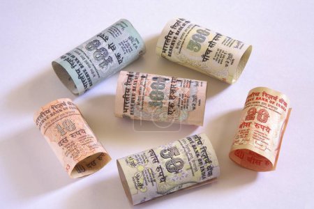 Konzept, Wachstum Indische Währung zehn zwanzig fünfzig Rupien mit einem fünfhunderttausend
