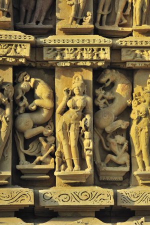 apsara aplicando kajal en ojos parsvanatha templo Khajuraho madhya pradesh india