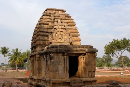 Foto de Jambulinga torre del templo curvas costillas decoradas en forma de herradura gran panel de Shiva bailando con Nandi y Parvati, Pattadakal, Chalukya, Distrito Bagalkot, Deccan plateau, Karnataka, India - Imagen libre de derechos