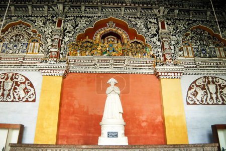 Téléchargez les photos : Statue de Raja Serfojhi et design miniature mur peint fresque délicate à Nayaks Darbar Hall, palais Thanjavur, Thanjavur, Tamil Nadu, Inde - en image libre de droit