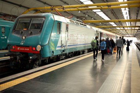 Foto de Metro de tren que une la estación de Roma con el puerto aéreo de Roma Italia - Imagen libre de derechos
