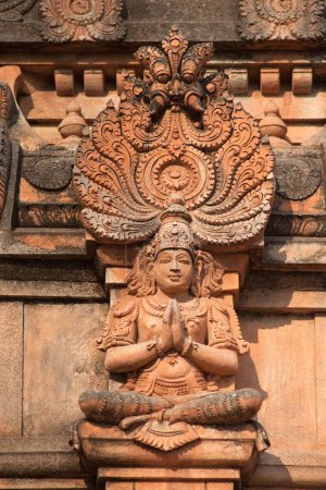 Escultura de dios y diosas en la cima del templo Krishna, Hampi, Karnataka, India