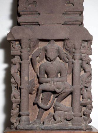 Téléchargez les photos : Vishnu incarné comme Narsingh tuant Hiranyakashyap dans sa période de tour 10ème siècle, trouvé au village Doni, district Damoh, Madhya Pradesh, Inde - en image libre de droit