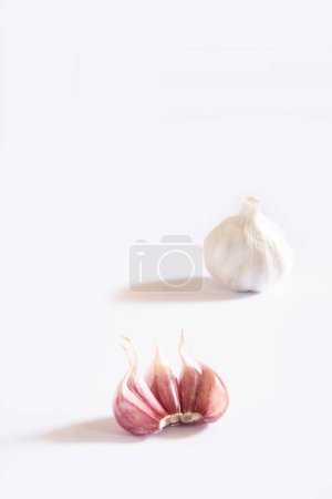 Téléchargez les photos : Épice indienne, bulbes d'ail et clous de girofle Lahsun Allium sativum sur fond blanc - en image libre de droit