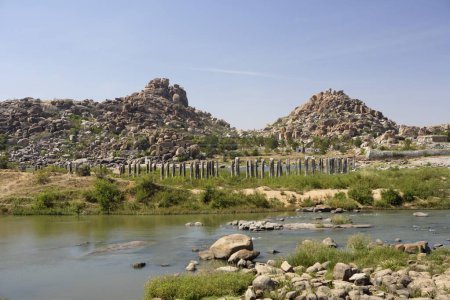 Téléchargez les photos : Rivière Tungabhadra, Pont antique, Hampi, Vijayanagara, Patrimoine mondial de l'UNESCO, Bellary, Karnataka, Inde - en image libre de droit