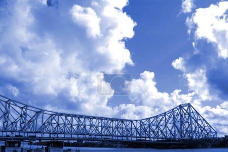 Foto de El puente Howrah bajo cubierta de nubes blancas en Calcuta, Bengala Occidental, India - Imagen libre de derechos