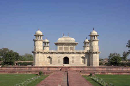Foto de Itimad _ ud _ Daula mausoleo tumba de mármol blanco construido entre 1600 y 1700 por el emperador mogol, Agra, Uttar Pradesh, India - Imagen libre de derechos
