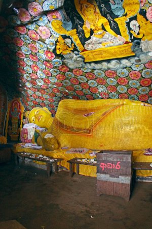 Foto de El templo de la cueva de roca de Aluvihara comienza en 3ro siglo A.C. donde las escrituras Buddhist tipitaka fueron puestas primero en la escritura en the1st siglo A.C., Sri Lanka - Imagen libre de derechos