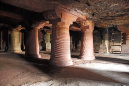 Foto de Pilares en las cuevas de Bagh 1, Distrito Shiv, Dhar, Madhya Pradesh, India - Imagen libre de derechos