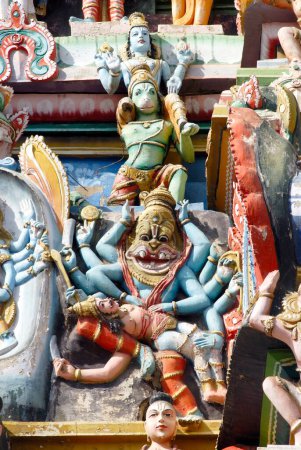 Gottheit Narasingha tötet Dämon Hiranyashasipu auf dem Gopuram des Sri Ranganathswami Tempels, Srirangam, Tiruchirapalli Trichy, Tamil Nadu, Indien