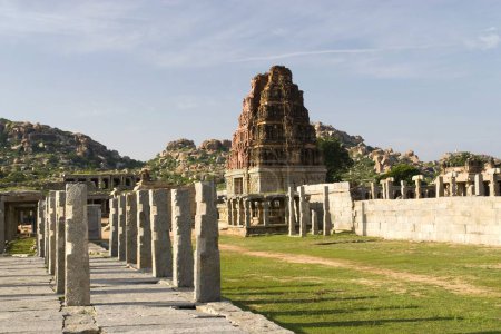 Templo de Vithala y mercado de bazar en columnas en el siglo XVI, Hampi, Karnataka, India