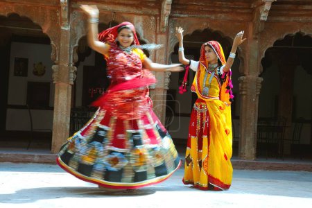 Foto de Mujeres Rajasthani realizando danza ghoomer en haveli, Rajasthan, India - Imagen libre de derechos