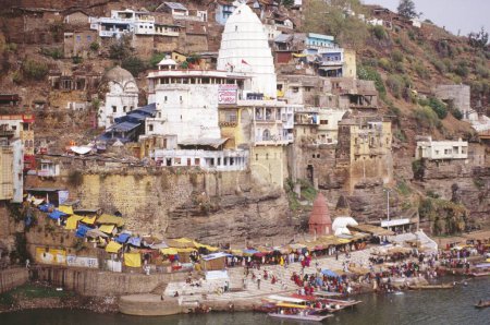 Téléchargez les photos : Omkareshwar Temple Shiva sur les rives de la rivière Narmada dans le Madhya Pradesh, Inde - en image libre de droit
