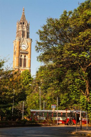 Foto de Camino vacío de Rajabai Reloj Torre debido a la muerte de balasaheb thackeray mumbai maharashtra India - Imagen libre de derechos