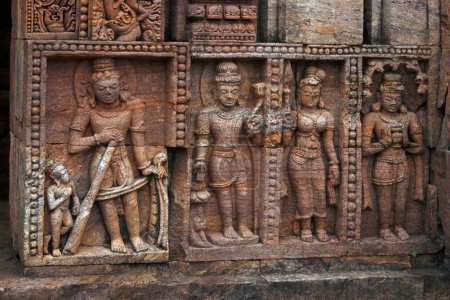 Foto de Statues carved on wall in heritage Buddhist excavated site , Udayagiri , Orissa , India - Imagen libre de derechos