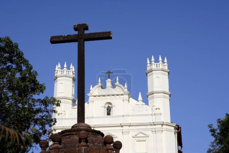 Téléchargez les photos : Sainte croix dans l'enceinte de l'église de Saint François d'Assise construite en 1521 après JC, site du patrimoine mondial de l'UNESCO, Old Goa, Velha Goa, Inde - en image libre de droit
