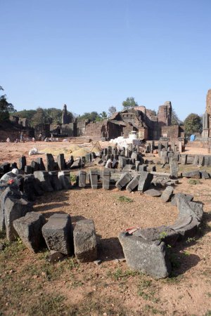 Téléchargez les photos : Personnes travaillant dans les activités de fouilles dans l'église de Saint Augustin, patrimoine mondial de l'UNESCO, Old Goa, Velha Goa, Inde - en image libre de droit