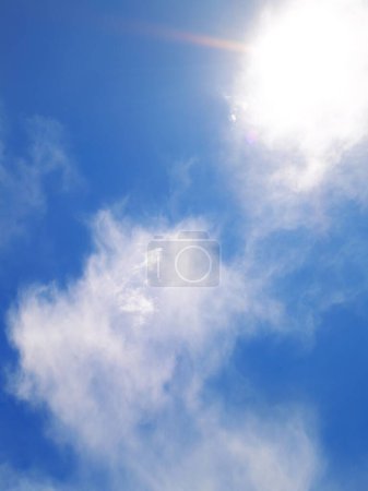 Téléchargez les photos : Formation de nuages blancs contre ciel bleu - en image libre de droit