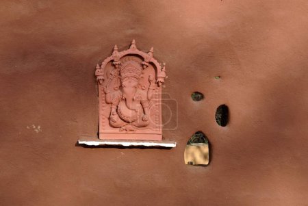 Téléchargez les photos : Statue Ganesh en terre cuite sur le mur de Shilpgram, Udaipur, Rajasthan, Inde - en image libre de droit