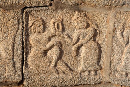 Foto de Estatua tallada en piedra, Gran plataforma, Mahanavami dibba, Hampi, Vijayanagar, Patrimonio de la Humanidad de la UNESCO, Meseta de Decán, Taluka Hospet, District Bellary, Karnataka, India - Imagen libre de derechos