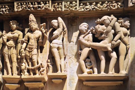Foto de Khajuraho mithuna parejas en la pared de lakshmana templo madhya pradesh India - Imagen libre de derechos