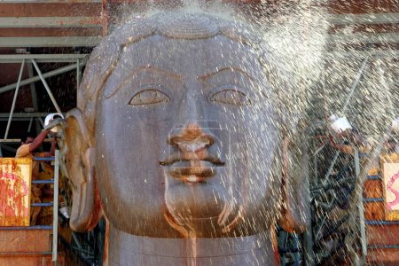 Wasser ergießt sich während des Mahamasthakabhisheka Jain Festivals, Shravanabelagola in Karnataka, Indien Februar _ 2006 auf die achtzehn Meter hohe Statue des bhagwan-Heiligen gomateshwara bahubali