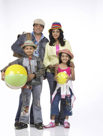 Famille indienne sud-asiatique avec père mère fils et fille va pique-niquer 