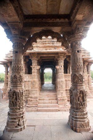 Foto de Interior de mandapa y garbhagriha del templo del sol en modhera, Mehsana, Gujarat, India - Imagen libre de derechos