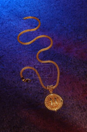 Pendentif bijoux en or dans une chaîne en or
