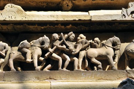Téléchargez les photos : Bataille sur le temple lakshmana Khajuraho madhya pradesh Inde - en image libre de droit
