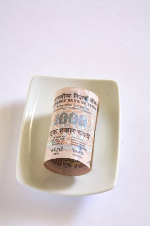 Téléchargez les photos : Concept Indian currency one thousand rupees in plate - en image libre de droit