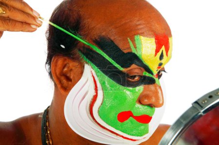Téléchargez les photos : Danseuse kathakali du sud de l'Inde appliquant le maquillage, Kerala, Inde - en image libre de droit