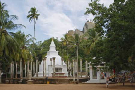 Téléchargez les photos : Mihintale 247 av. J.-C. est considéré comme le berceau du bouddhisme situé près d'Anuradhapura une ville ancienne, Sri Lanka - en image libre de droit
