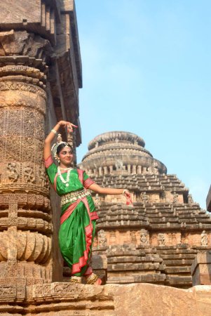 Foto de Bailarina interpretando danza odissi tradicional clásica en Konarak Sun temple, Konarak, Orissa, India - Imagen libre de derechos