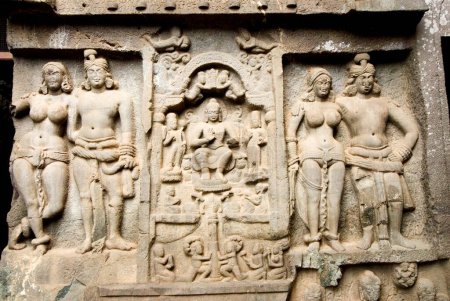 Foto de Buda en el centro y dos parejas talladas en piedra en la pared frontal de la cueva cortada en roca Karla Chaitya cerca de las colinas de Lonavala, Maharashtra, India - Imagen libre de derechos