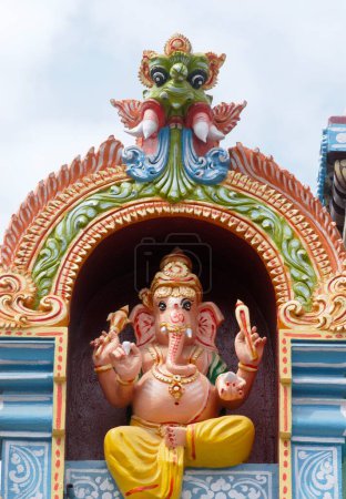 Foto de Estatua pintada de colores del señor Ganesh ganpati montado en el arco de Suchindram, a 11 kilómetros de Kanyakumari, Tamil Nadu, India - Imagen libre de derechos