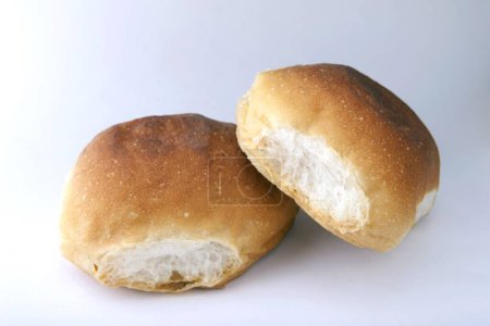 Braunes Brot auf weißem Hintergrund, Indien