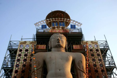 Téléchargez les photos : Statue de dix-huit mètres de haut du saint bhagwan gomateshwara bahubali lors du festival mahamasthakabhisheka Jain, Shravanabelagola au Karnataka, Inde Février _ 2006 - en image libre de droit