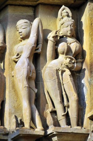 Téléchargez les photos : Apsara et nayika gratter retour vishvanath temple Khajuraho madhya pradesh Inde - en image libre de droit