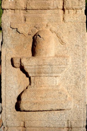Téléchargez les photos : Shivalinga sculpté dans Prasanna Virupaksha sous terre Temple Shiva, Hampi, Vijayanagar, Patrimoine mondial de l'UNESCO, Plateau Deccan, Taluka Hospet, District Bellary, Karnataka, Inde - en image libre de droit