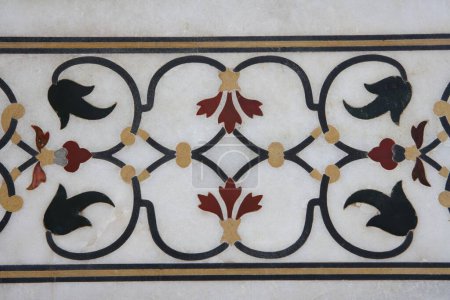 Téléchargez les photos : Marbre incrustation de dessins entrelacés sur le mur de Taj Mahal Septième merveilles du monde, Agra, Uttar Pradesh, Inde Site du patrimoine mondial de l'UNESCO - en image libre de droit