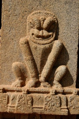 Foto de Escultura sobre pilar del templo de Hajara Rama, ruinas de Hampi Vijayanagar, Karnataka, India - Imagen libre de derechos