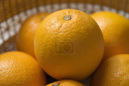 Téléchargez les photos : Agrumes ronds orange peu dans le panier - en image libre de droit
