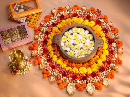 Diyas und Blumenarrangements für Diwali Lichterfest