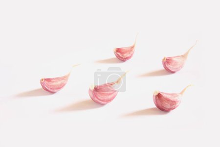 Téléchargez les photos : Épice indienne, gousses d'ail Lahsun Allium sativum sur fond blanc - en image libre de droit