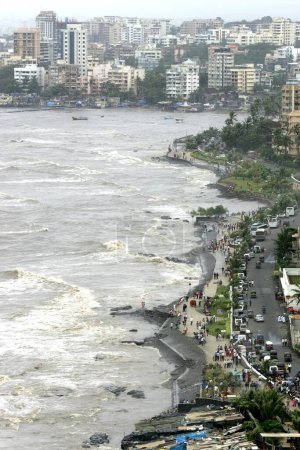 Foto de Una vista aérea de Bandra Sea Face popularmente conocida como Bandra Band se encuentra en el suburbio occidental de Bombay ahora Mumbai, Maharashtra, India - Imagen libre de derechos