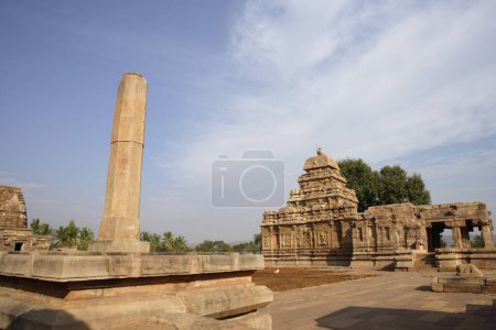 Téléchargez les photos : Vijayastambha, temple Mallikarjuna, Pattadakal, patrimoine mondial de l'UNESCO, Chalouka, district Bagalkot, plateau du Deccan, Karnataka, Inde - en image libre de droit