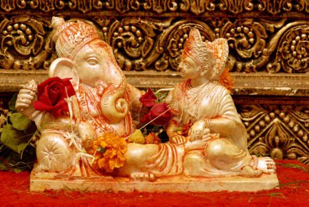 Foto de Señor Ganesh ídolo con Gauri en plata - Imagen libre de derechos