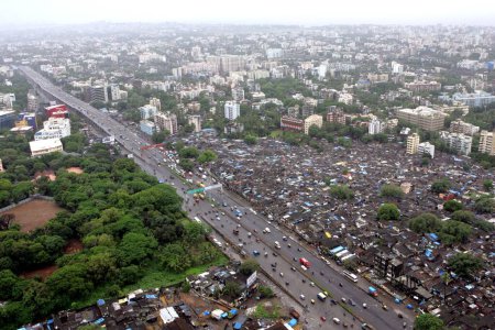 Téléchargez les photos : Une vue aérienne de l'autoroute express occidentale à Andheri jonction est dans la banlieue ouest de Bombay Mumbai, Maharashtra, Inde - en image libre de droit
